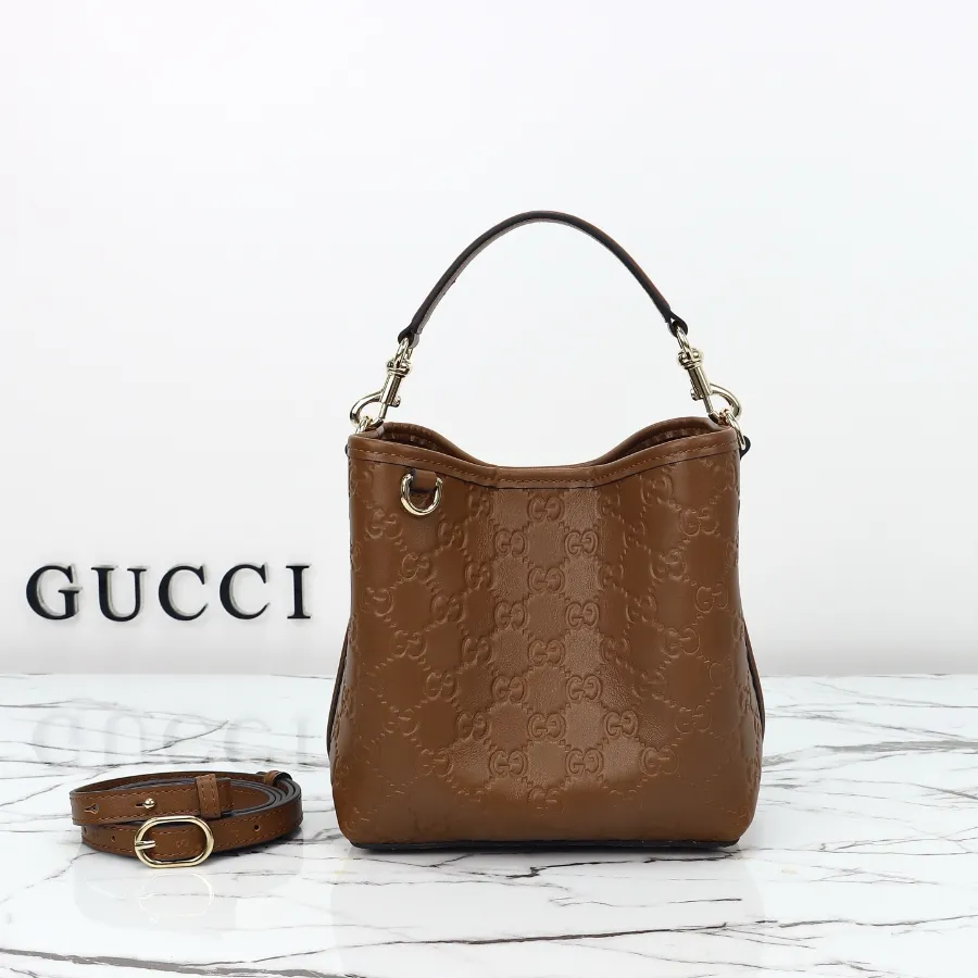 GUCCI GG Emblem small 버켓백#815118.JPG