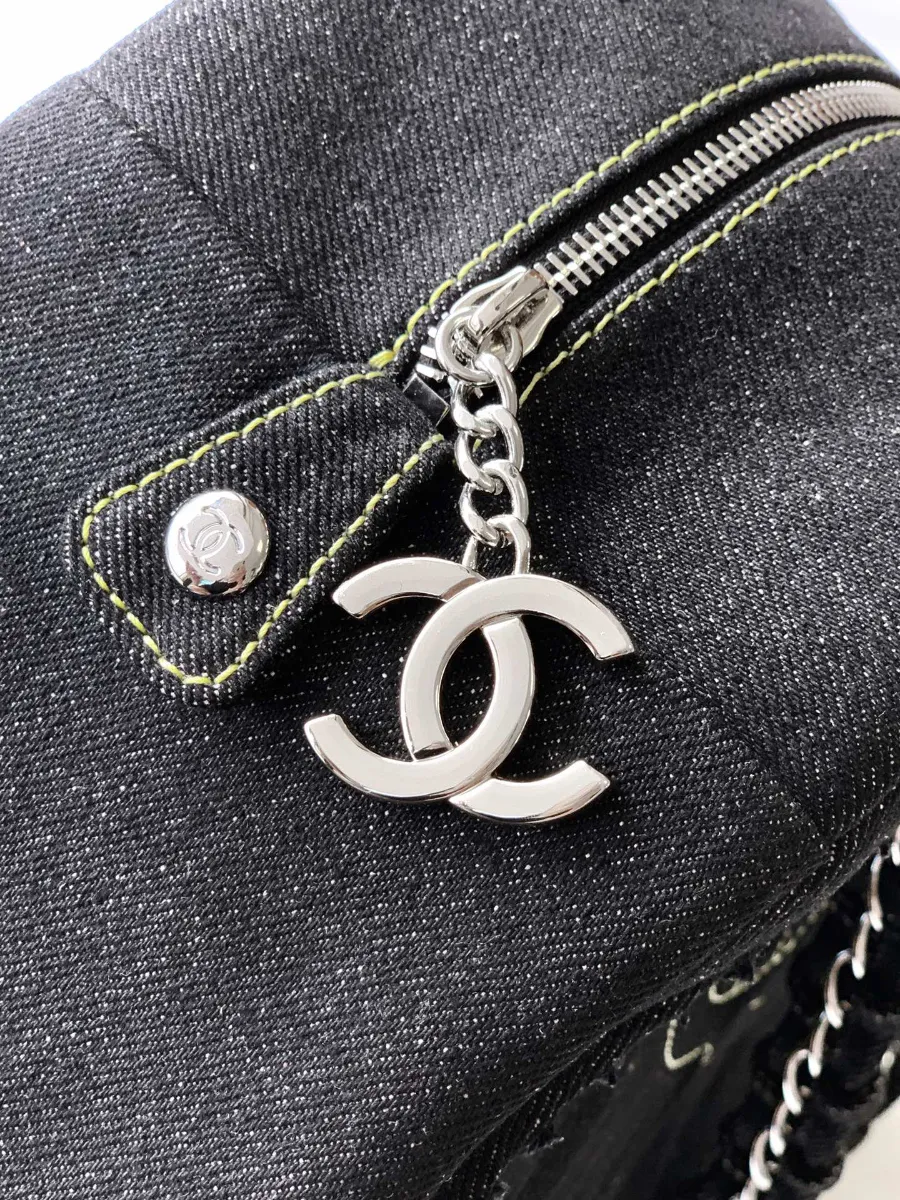 chanel_denim_bostonbag_2240000601656_detail_02.jpg