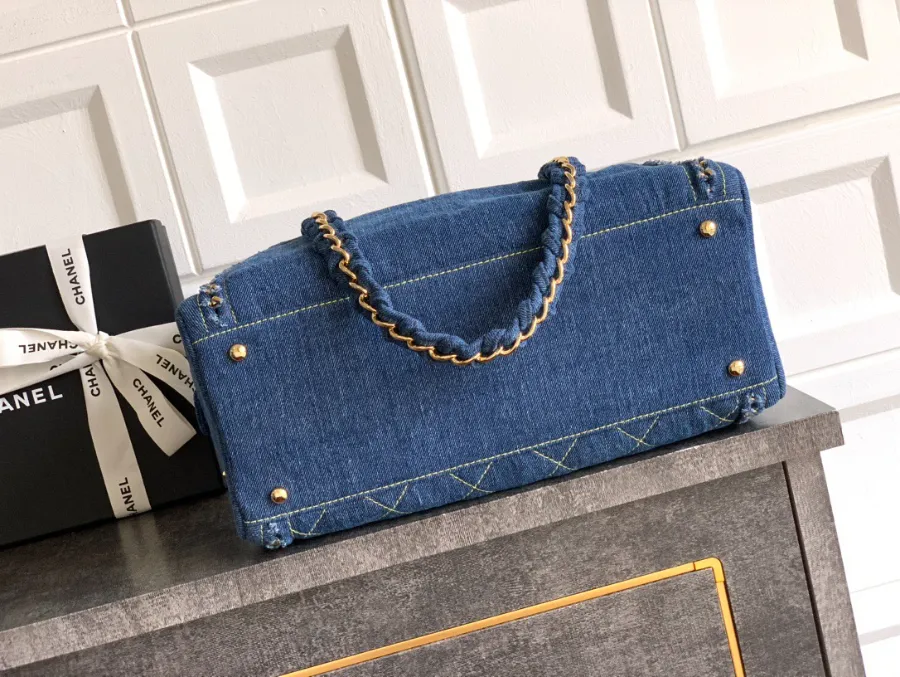chanel_denim_bostonbag_2240000601656_bottom.jpg