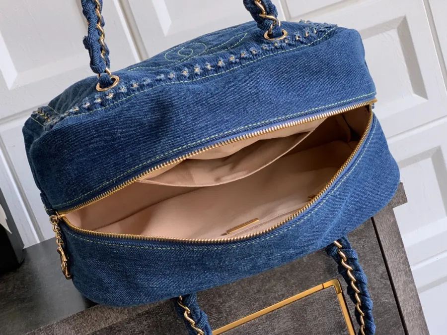 chanel_denim_bostonbag_2240000601656_detail_03.jpg
