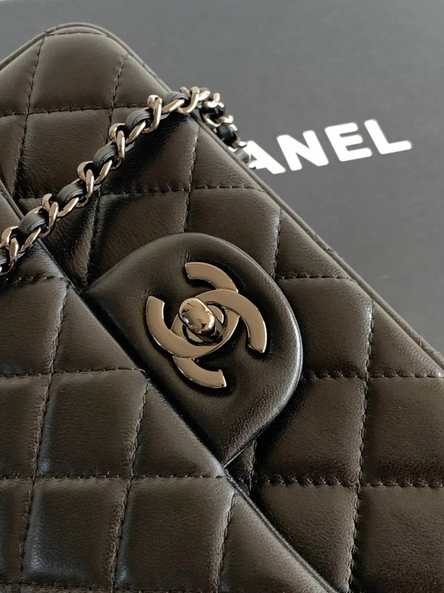 chanel_latest_mini_grained_lambskin_20bag_as2431_detail_02.jpg