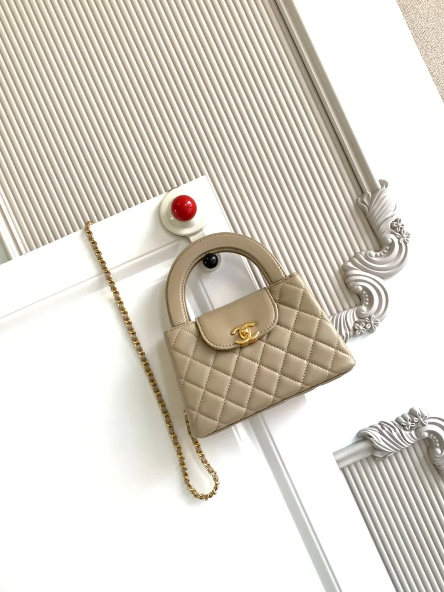 chanel_lambskin_kellybag_as4416_detail_01.jpg