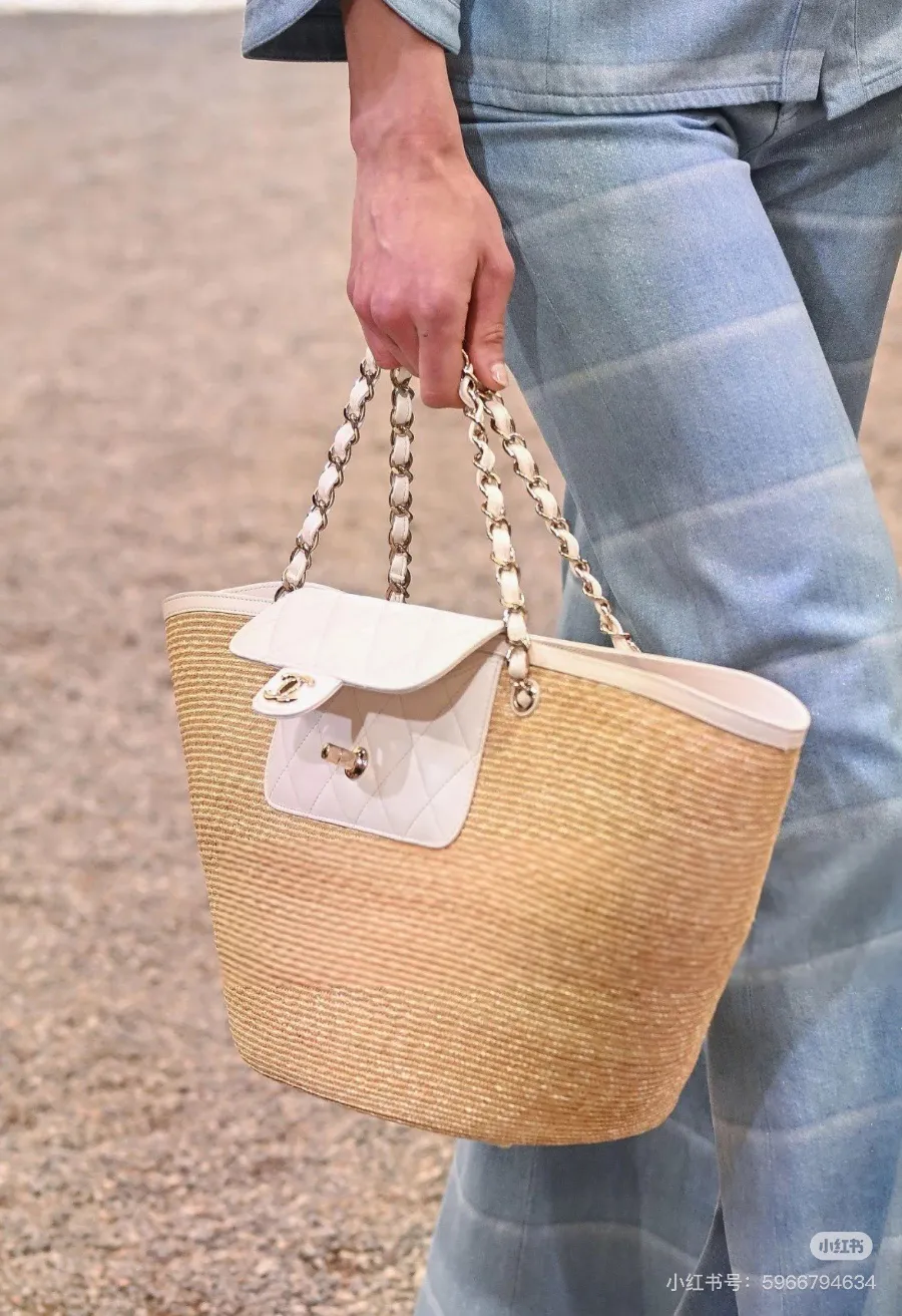chanel_26c_latest_woven_totebag_as5951_detail_07.jpg
