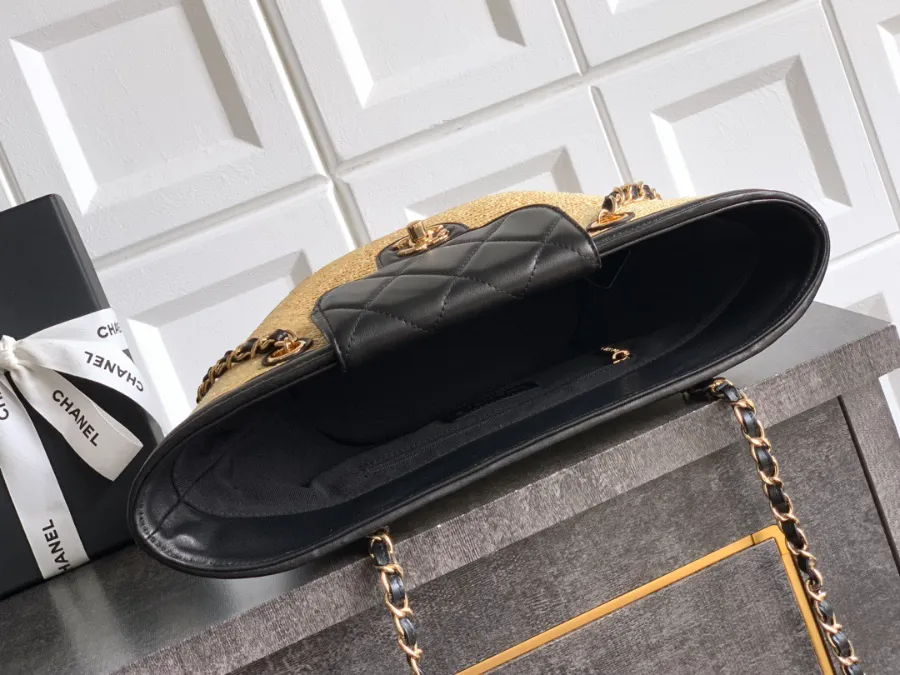 chanel_26c_latest_woven_totebag_as5951_inside.jpg