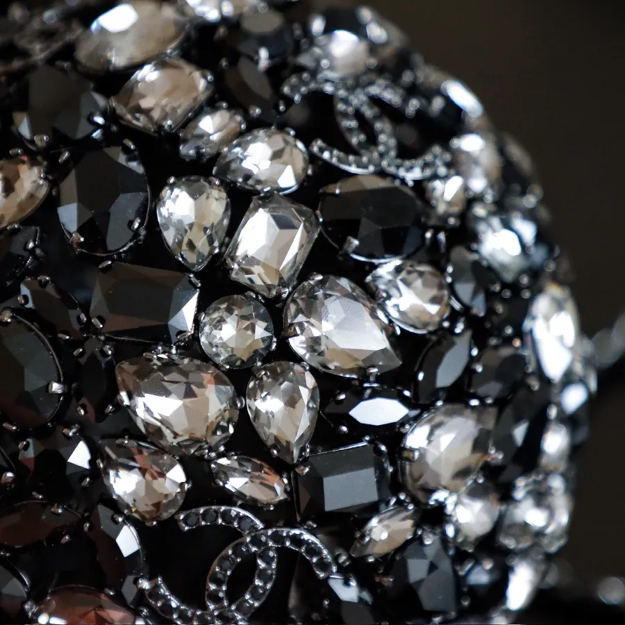 chanel_swarovski_crystal_diamond_ball_clutch_detail_02.jpg
