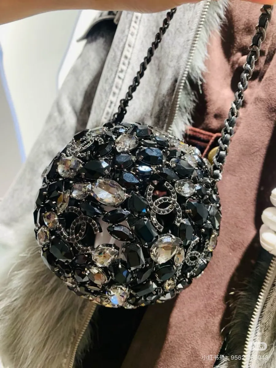 chanel_swarovski_crystal_diamond_ball_clutch_detail_07.jpg