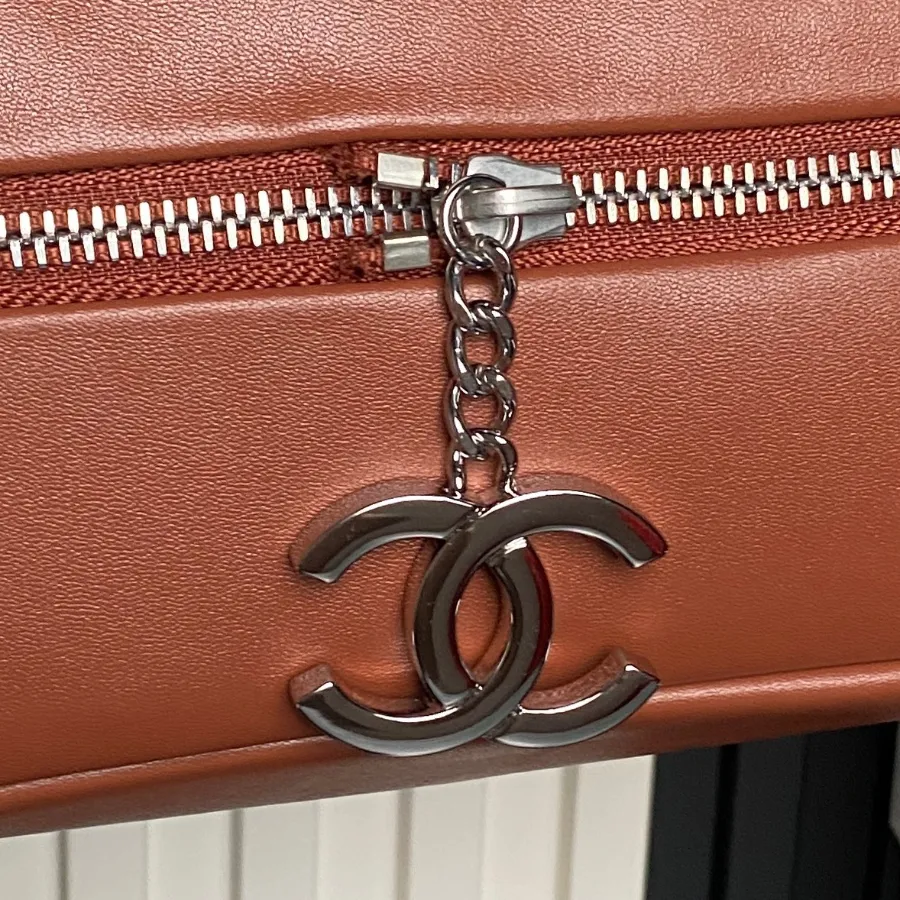 chanel_vintage_paris-london_flap-bag_9902_detail_02.jpg