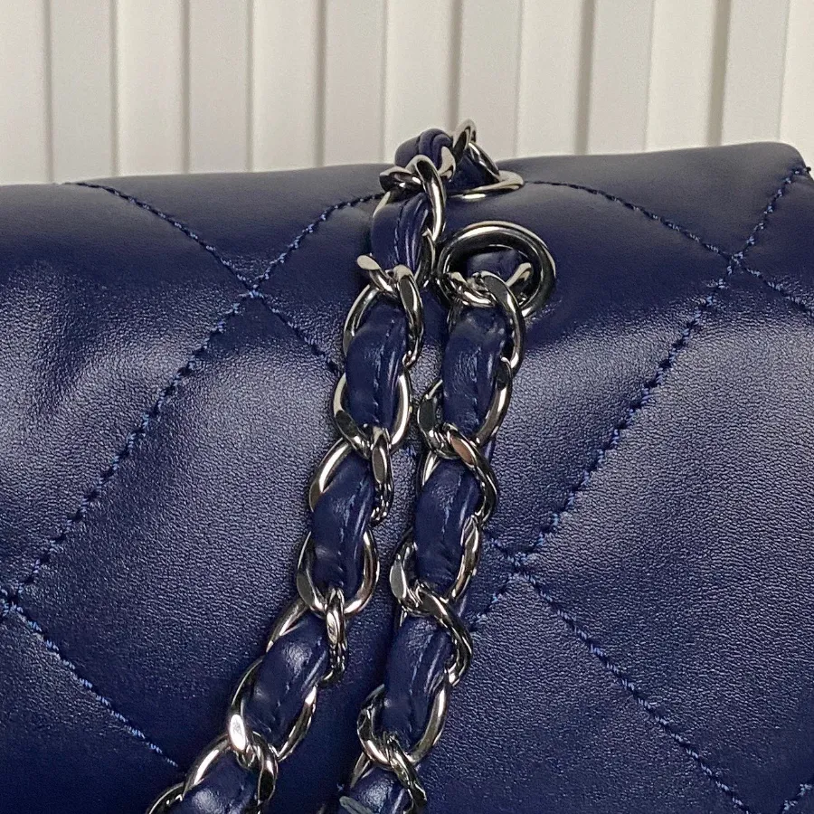 chanel_vintage_paris-london_flap-bag_9902_detail_01.jpg