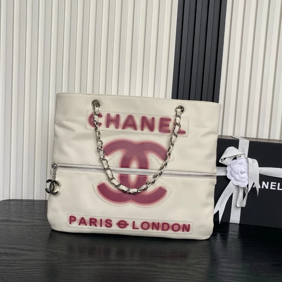 chanel_vintage_paris-london_tote-bag_9901_front.jpg