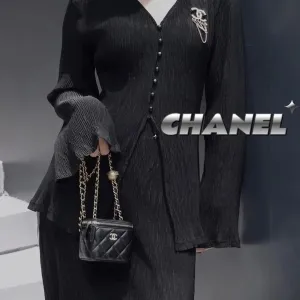 Chanel 2025 스몰 체인 코스메틱 케이스 11cm (2색) (7월)