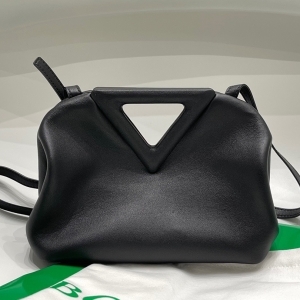 Bottega Veneta 보테가 베네타 2022 트라이앵글 숄더백 24cm (2색)