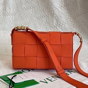 Bottega Veneta 보테가 베네타 2022 카세트 숄더백 23cm (2색)