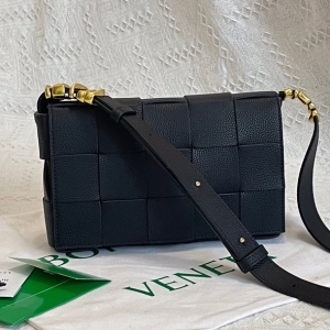 Bottega Veneta 보테가 베네타 2022 카세트 숄더백 23cm (3색)