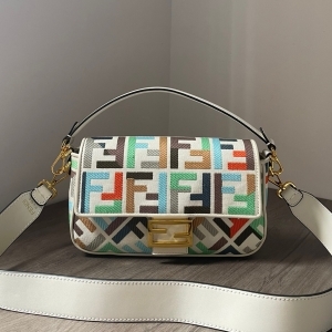 Fendi 펜디 2023 자수 바게트 숄더백 26cm