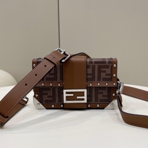 Fendi 펜디 2023 트렁크 바게트 숄더백 19cm