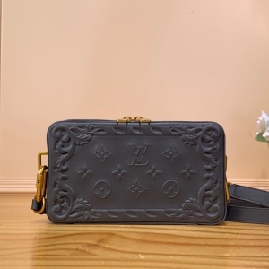 Louis Vuitton 루이비통 2023 소프트 트렁크 웨어러블 월릿 22.5cm M82035