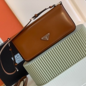 Prada 프라다 2023 브러시드 레더 팜므백 26cm (2색) 1BD323