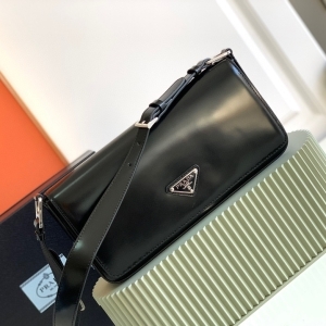 Prada 프라다 2023 브러시드 레더 팜므백 26cm (2색) 1BD323