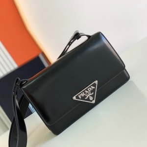 Prada 프라다 2023 엠블럼 브러시드 숄더백 24cm (2색) 1BD321