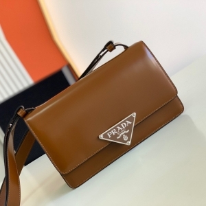 Prada 프라다 2023 엠블럼 브러시드 숄더백 24cm (2색) 1BD321