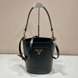 Prada 프라다 2023 퀄팅 버킷백 22.5cm