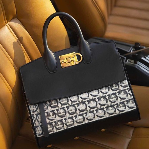 FERRAGAMO 살바토레 페라가모 FW2023 Gancini 패턴 토트백