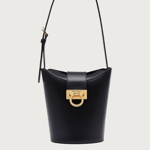 FERRAGAMO 살바토레 페라가모 SS2023 Gancini 버킷백
