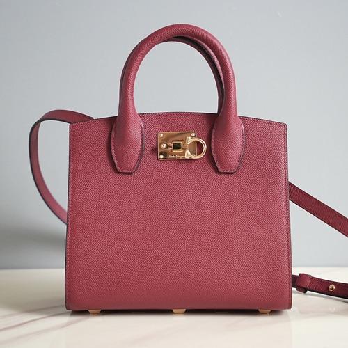 페라가모 FW2023 스튜디오 와인 레드 토트백