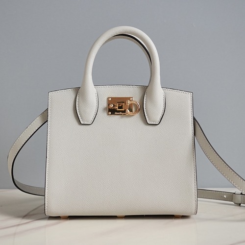 페라가모 FW2023 스튜디오 와인 레드 토트백