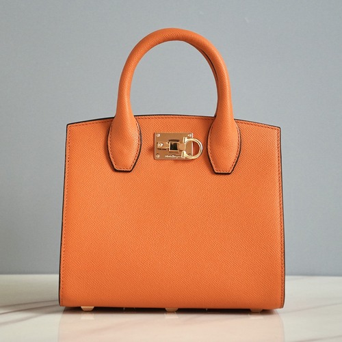 페라가모 FW2023 스튜디오 와인 레드 토트백