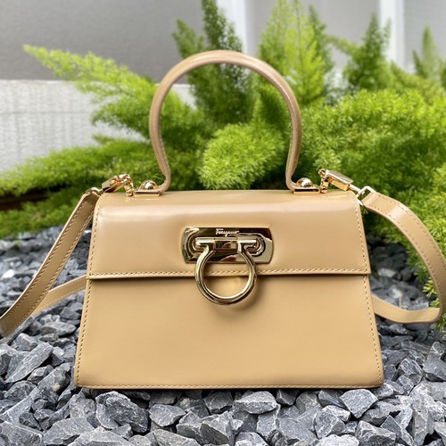 FERRAGAMO 페라가모 FW2023 Gancino 빈티지 가죽 핸드백