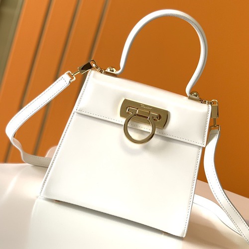 FERRAGAMO 살바토레 페라가모 FW2023 Gancino 장식 가죽 핸드백