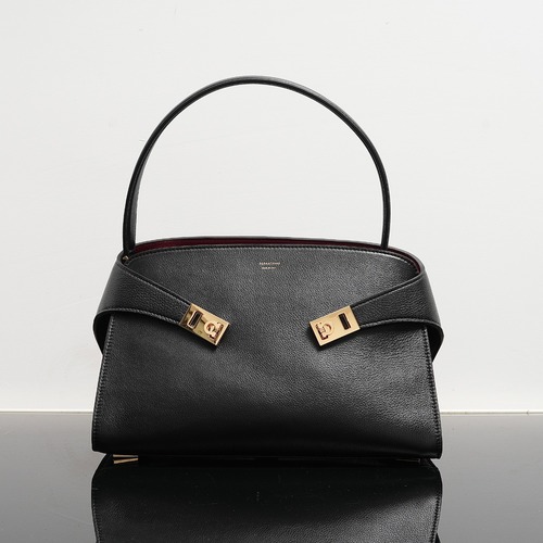 FERRAGAMO 페라가모 FW2023 Gancini 장식 가죽 핸드백