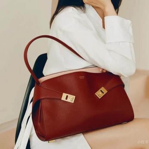 FERRAGAMO 페라가모 FW2023 Gancini 장식 중형 토트백