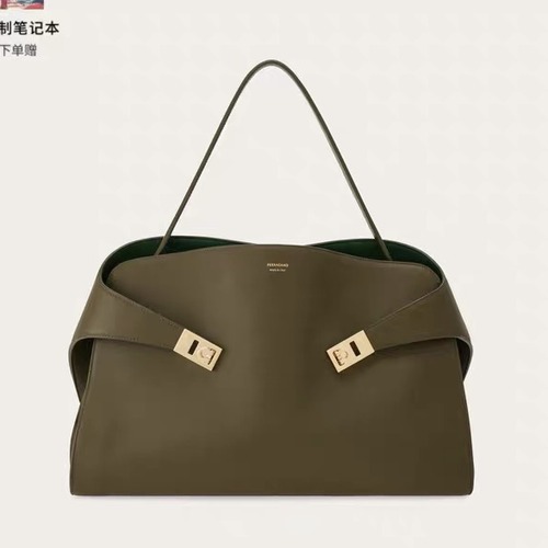 FERRAGAMO 페라가모 FW2023 Gancini 장식 중형 토트백