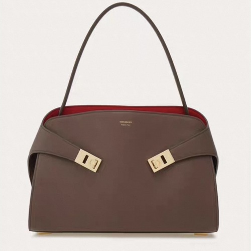 FERRAGAMO 페라가모 FW2023 Gancini 장식 중형 토트백