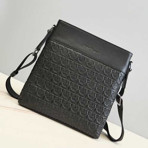 Ferragamo 살바토레 페라가모 FW2023 Gancini 패턴 크로스백