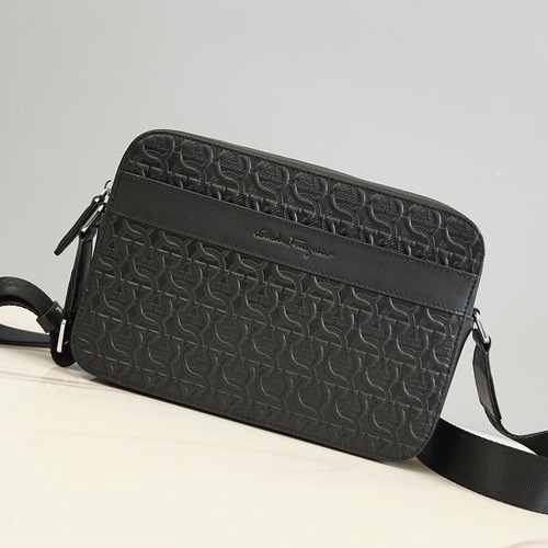 FERRAGAMO 살바토레 페라가모 FW2023 Gancini 패턴 크로스바디 백