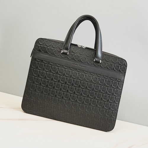 FERRAGAMO 살바토레 페라가모 FW2023 Gancini 엠보싱 가죽 브리프케이스