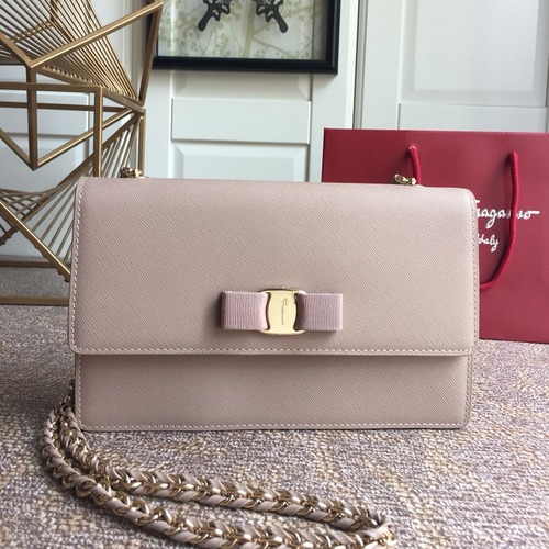 FERRAGAMO 페라가모 FW2023 Vara 리본 장식 소가죽 체인 숄더백