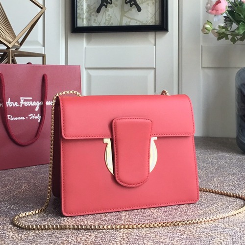 FERRAGAMO 페라가모 간치니 플랩 숄더백 미디엄 21F893
