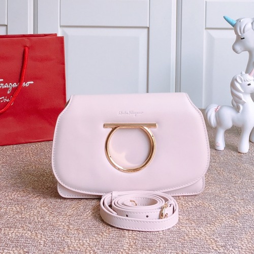 Ferragamo 살바토레 페라가모 FW2023 Gancini 장식 가죽 숄더백