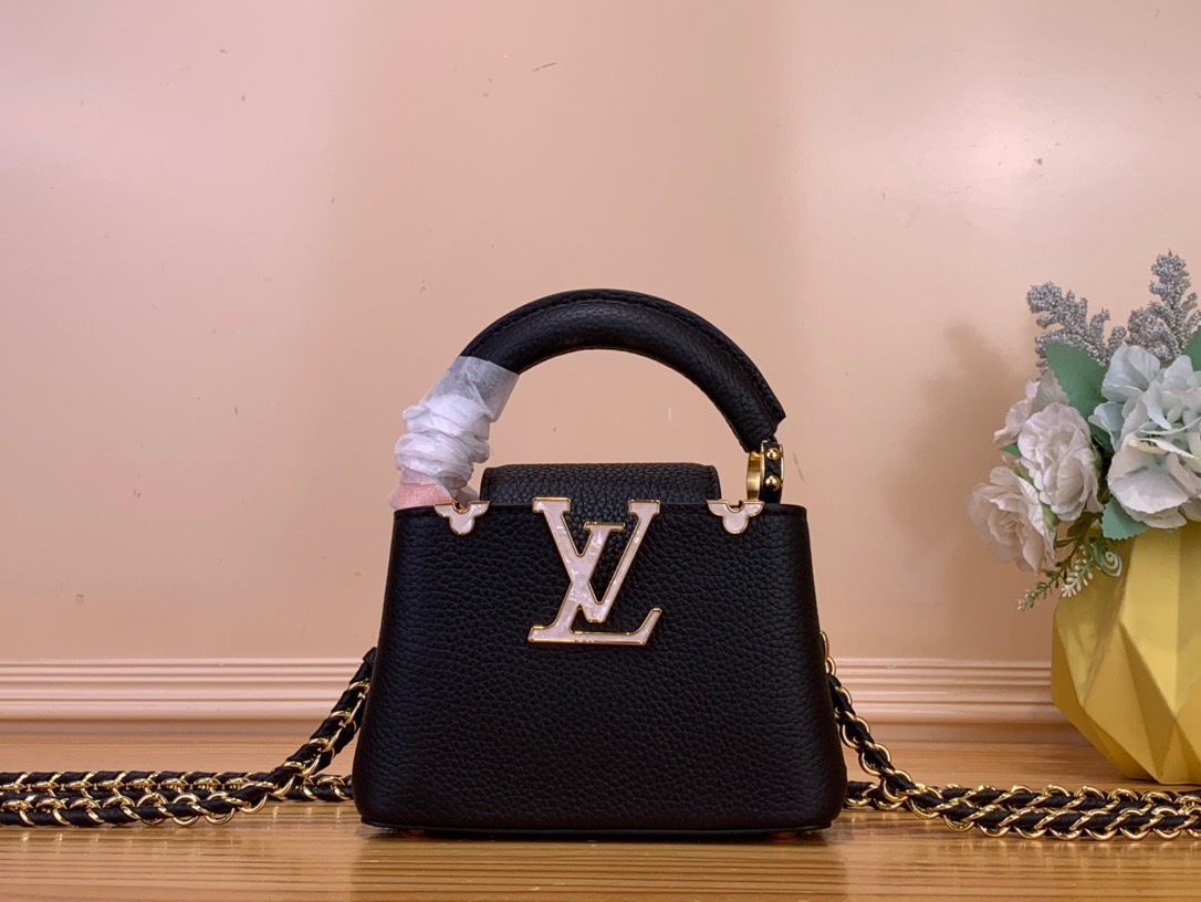 Louis Vuitton 루이비통 2025 카퓌신 나노 블랙 토뤼옹 가죽 핸드백